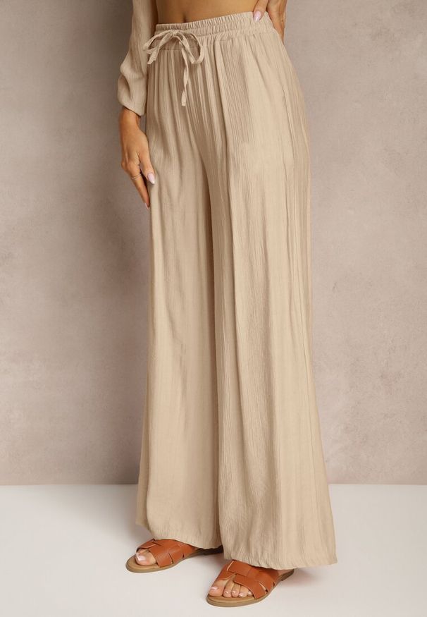 Renee - Jasnobeżowy Komplet z Wiskozy w Stylu Oversize Szerokie Spodnie i Luźna Koszula na Guziki Natinne. Kolor: beżowy. Materiał: wiskoza