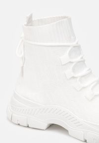 Renee - Białe Sneakersy Phelleope. Wysokość cholewki: za kostkę. Nosek buta: okrągły. Kolor: biały. Materiał: materiał. Szerokość cholewki: normalna. Wzór: aplikacja. Obcas: na płaskiej podeszwie #4