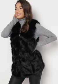 Born2be - Czarna Kamizelka Futrzana z Wstawkami z Ekoskóry Batliewa. Kolor: czarny. Materiał: futro. Wzór: aplikacja #5