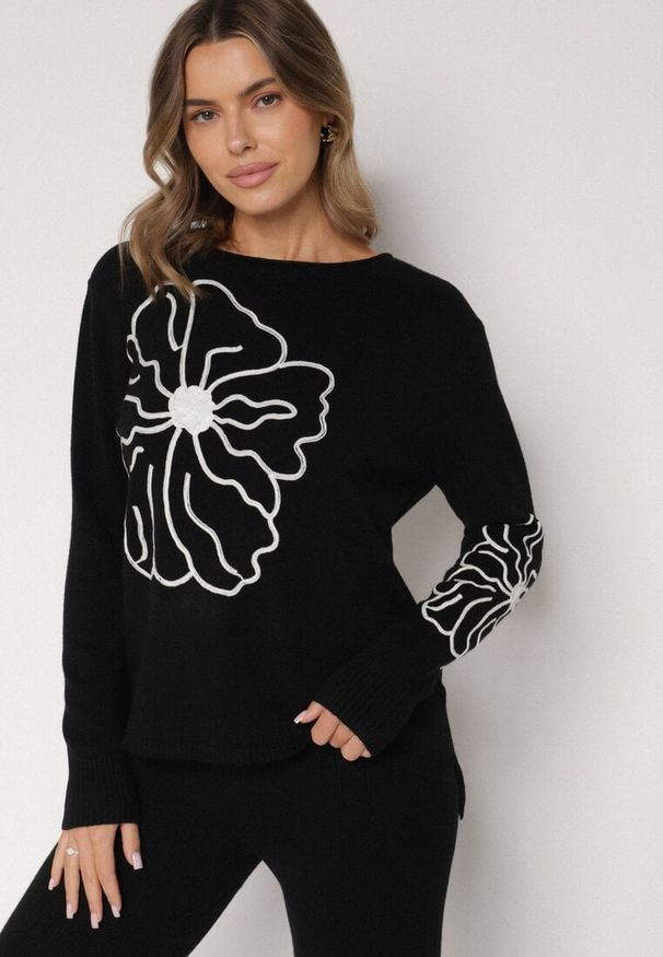 Born2be - Czarny Sweter Ozdobiony Haftowanymi Kwiatami Halatusea. Okazja: na co dzień. Kolor: czarny. Materiał: jeans. Wzór: kwiaty, aplikacja, haft. Styl: klasyczny, casual