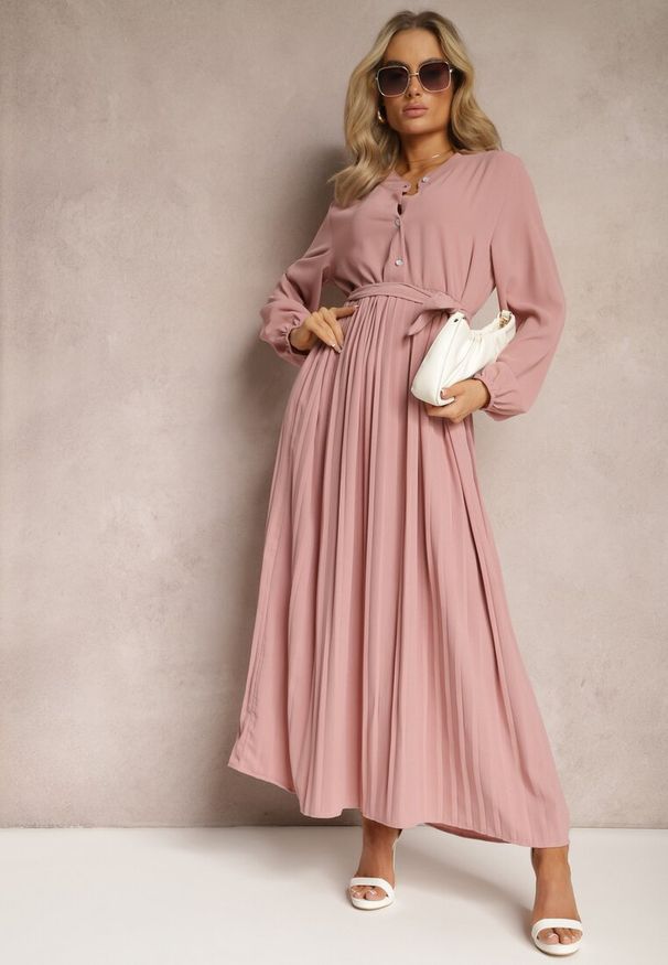 Renee - Ciemnoróżowa Rozkloszowana Sukienka Maxi Plisowana Wiązana w Pasie Terilla. Kolor: różowy. Materiał: materiał. Typ sukienki: koszulowe. Długość: maxi