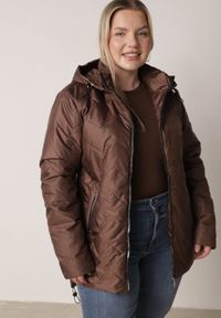 Born2be - Brązowa Przejściowa Pikowana Kurtka z Odpinanym Kapturem Nevistta. Okazja: na spacer, na co dzień, do pracy. Kolekcja: plus size. Kolor: brązowy. Materiał: poliester, jeans. Styl: casual, elegancki #1