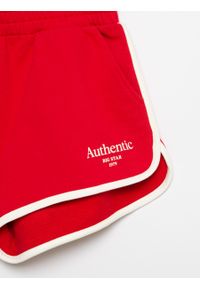 Big-Star - Szorty damskie bawełniane z białą lamówką z linii Authentic czerwone Karnelia 603. Kolor: czerwony. Materiał: bawełna. Długość: krótkie. Sezon: lato. Styl: wakacyjny
