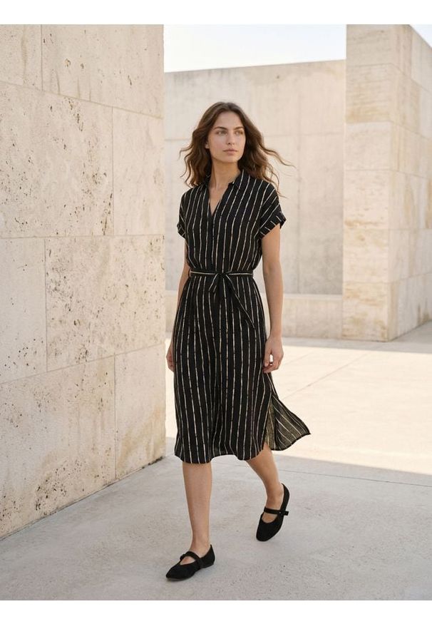 Sinsay - Wiskozowa sukienka midi z rękawem kimono w paski - czarny. Kolor: czarny. Materiał: wiskoza. Wzór: paski. Długość: midi