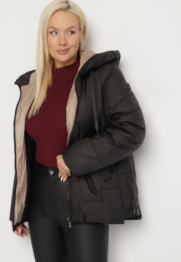 Born2be - Czarna Pikowana Kurtka z Kapturem i Ozdobnymi Suwakami Tulirisa. Okazja: na co dzień. Typ kołnierza: kaptur. Kolekcja: plus size. Kolor: czarny. Materiał: jeans. Styl: sportowy, casual