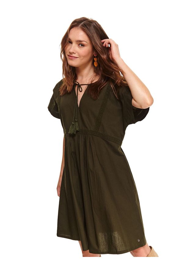 TOP SECRET - Sukienka z wiązaniem pod szyją. Kolor: zielony. Materiał: koronka. Długość rękawa: krótki rękaw. Wzór: koronka. Sezon: wiosna. Styl: wakacyjny