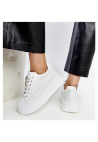 Białe skórzane sneakersy Karino. Nosek buta: okrągły. Kolor: biały. Materiał: skóra. Sezon: wiosna, lato. Obcas: na platformie #2