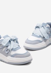 Born2be - Niebiesko-Białe Sneakersy na Niskiej Platformie z Szerokimi Sznurówkami Gritte. Kolor: niebieski. Obcas: na platformie #3