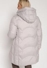 Born2be - Jasnoszara Długa Pikowana Kurtka z Nieodpinanym Kapturem Mevessia. Okazja: na co dzień. Kolor: szary. Materiał: jeans. Długość: długie. Styl: klasyczny, casual, elegancki #7