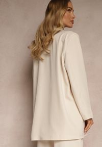 Renee - Jasnobeżowa Marynarka Dwurzędowa o Przedłużonym Fasonie Pilinne. Okazja: na spotkanie biznesowe, do pracy, na co dzień. Kolor: beżowy. Materiał: jeans. Wzór: gładki, aplikacja. Styl: biznesowy, casual, elegancki
