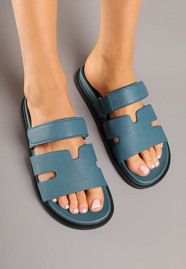 Born2be - Ciemnoniebieskie Klapki z Pianki Zdobione Wycięciami Arrivara. Okazja: na plażę, na co dzień. Kolor: niebieski. Materiał: jeans. Wzór: aplikacja. Sezon: lato. Obcas: na płaskiej podeszwie. Styl: casual