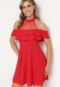 Born2be - Czerwona Rozkloszowana Sukienka z Dekoltem ze Stójką i Siateczką Prantia. Okazja: na imprezę. Typ kołnierza: kołnierzyk stójkowy. Kolor: czerwony. Styl: elegancki #1