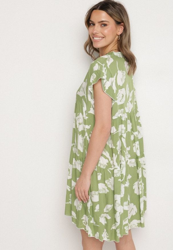 Born2be - Jasnozielona Bawełniana Sukienka o Kroju Oversize w Kwiaty Liralea. Okazja: na spacer, na co dzień. Kolor: zielony. Materiał: bawełna. Wzór: kwiaty. Typ sukienki: oversize. Styl: klasyczny, casual