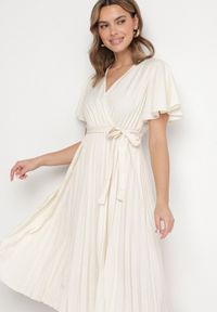 Born2be - Jasnobeżowa Sukienka Plisowana z Dekoltem w V z Paskiem w Talii Zolseki. Okazja: na co dzień. Kolor: beżowy. Styl: klasyczny, casual #5