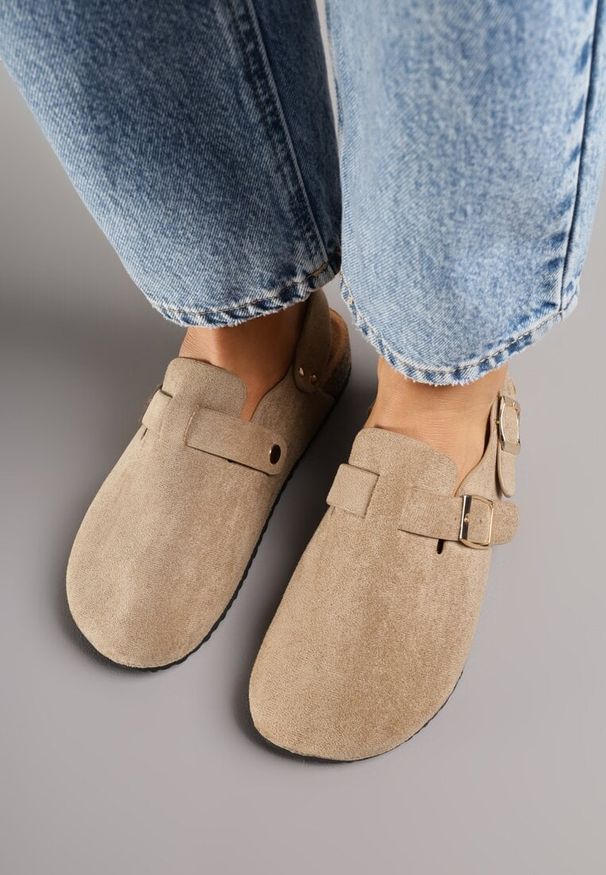 Born2be - Ciemnobeżowe Sandały w Stylu Chodaków Ozdobione Klamrami Qyrraya. Okazja: na co dzień. Zapięcie: klamry. Kolor: beżowy. Wzór: aplikacja. Sezon: lato. Styl: casual, elegancki