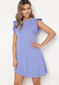 Born2be - Fioletowa Letnia Sukienka Bawełniana z Falbankami Wokół Ramion Sasare. Typ kołnierza: kołnierz z falbankami. Kolor: fioletowy. Materiał: bawełna. Długość rękawa: krótki rękaw. Wzór: aplikacja. Sezon: lato. Typ sukienki: trapezowe #1