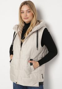 Born2be - Jasnobeżowa Pikowana Kamizelka z Kapturem i Sznurkami Imvila. Okazja: na co dzień. Typ kołnierza: kaptur. Kolor: beżowy. Materiał: jeans. Wzór: aplikacja. Styl: klasyczny, casual, elegancki #4