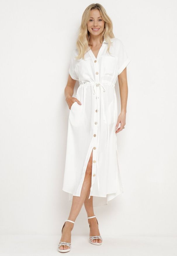 Born2be - Biała Koszulowa Sukienka z Krótkim Rękawem Zapinana na Guziki z Materiałowym Paskiem Piantia. Okazja: na co dzień, na imprezę. Kolor: biały. Materiał: materiał. Długość rękawa: krótki rękaw. Sezon: wiosna, lato. Typ sukienki: koszulowe. Styl: elegancki, casual