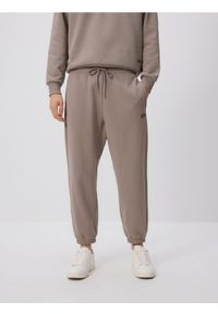 Reserved - Spodnie dresowe comfort fit - ciemnoszary. Kolor: szary. Materiał: dresówka #1