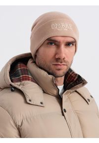 Ombre Clothing - Czapka męska dzianinowa beanie z haftowanym napisem – piaskowa V6. Materiał: dzianina. Wzór: napisy, haft. Styl: elegancki, casual