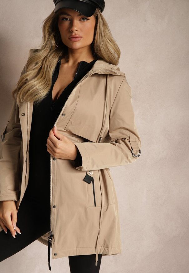 Renee - Beżowa Kurtka w Stylu Parki z Rękawami z Regulacją Kapturem i Troczkami Terilanita. Okazja: na co dzień. Kolor: beżowy. Materiał: jeans, skóra. Styl: casual, elegancki