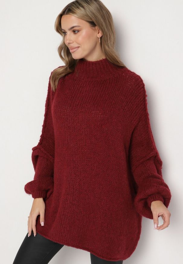 Born2be - Bordowy Golf z Wełną o Kroju Oversize z Obniżoną Linią Ramion Lilenae. Okazja: na co dzień. Typ kołnierza: golf. Kolor: czerwony. Materiał: wełna. Długość rękawa: długi rękaw. Długość: długie. Sezon: zima, jesień. Styl: casual, elegancki
