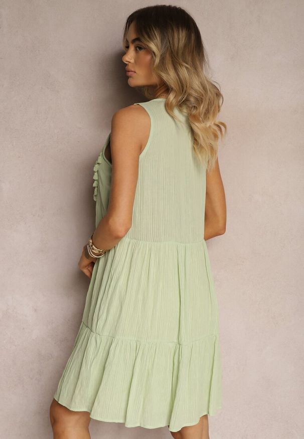 Renee - Zielona Sukienka z Koronką przy Dekolcie o Rozkloszowanym Kroju z Gumką w Talii Belorea. Kolor: zielony. Materiał: koronka. Wzór: koronka. Typ sukienki: rozkloszowane