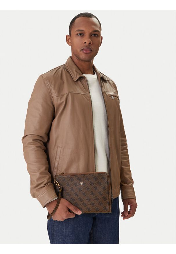 Guess Saszetka PMBALO P5235 Brązowy. Kolor: brązowy. Materiał: skóra