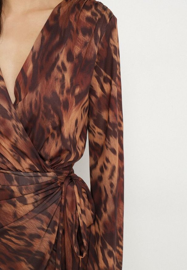 Born2be - Panterkowa Sukienka o Kopertowym Kroju z Wiązanym Paskiem i Gumką w Talii Crestali. Okazja: na co dzień. Typ sukienki: kopertowe. Styl: casual, elegancki, klasyczny, wizytowy