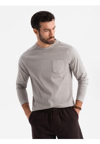 Ombre Clothing - Bawełniany męski longsleeve o waflowym splocie z kieszonką – popielaty V1. Okazja: na co dzień. Kolor: szary. Materiał: bawełna. Długość rękawa: długi rękaw. Wzór: ze splotem. Styl: klasyczny, sportowy, casual