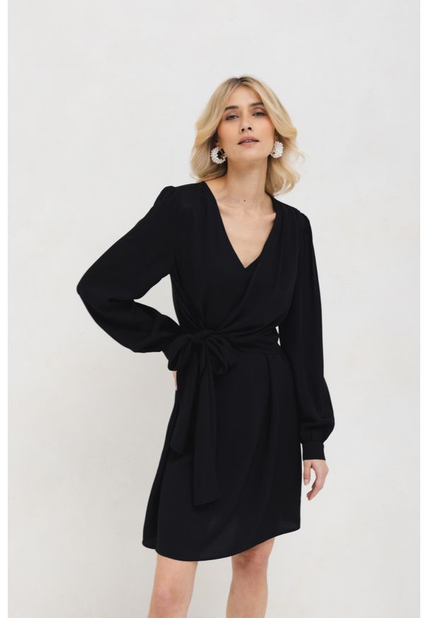 SUKIENKA PAMELA CZARNA L - Flawless. Typ kołnierza: dekolt w kształcie V. Kolor: czarny. Materiał: skóra, wiskoza, materiał. Typ sukienki: proste. Styl: elegancki