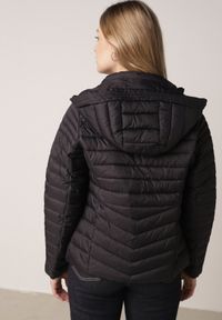 Born2be - Czarna Klasyczna Kurtka Przejściowa z Pikowaniem i Odpinanym Kapturem Pretiella. Okazja: na spacer, na co dzień. Kolor: czarny. Materiał: jeans, nylon. Styl: klasyczny #7