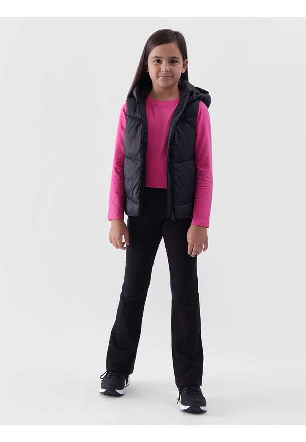 4f - 4F Bezrękawnik puchowy pikowany z kapturem dziewczęcy - czarny 128 (7-8 lat). Okazja: na co dzień. Typ kołnierza: kaptur. Kolor: czarny. Długość: krótkie. Wzór: gładki, jodełka. Materiał: puch. Długość rękawa: bez rękawów. Sezon: lato. Styl: casual, elegancki, sportowy, klasyczny