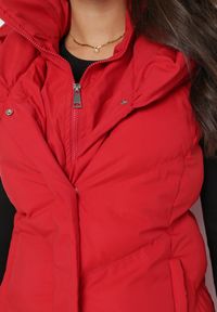 Born2be - Czerwona Długa Kamizelka Pikowana z Kapturem Elellaan. Typ kołnierza: kaptur. Kolor: czerwony. Materiał: futro. Długość: długie. Wzór: aplikacja #5