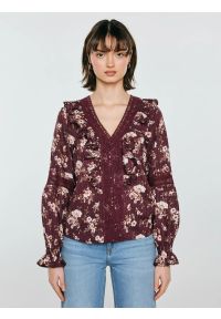 Big-Star - Bluzka damska z kwiatowym nadrukiem ciemnobrązowa Zala 804. Okazja: na co dzień. Typ kołnierza: kołnierz z falbankami, dekolt w kształcie V. Kolor: brązowy. Materiał: koronka. Wzór: kwiaty, nadruk. Styl: boho, casual #8