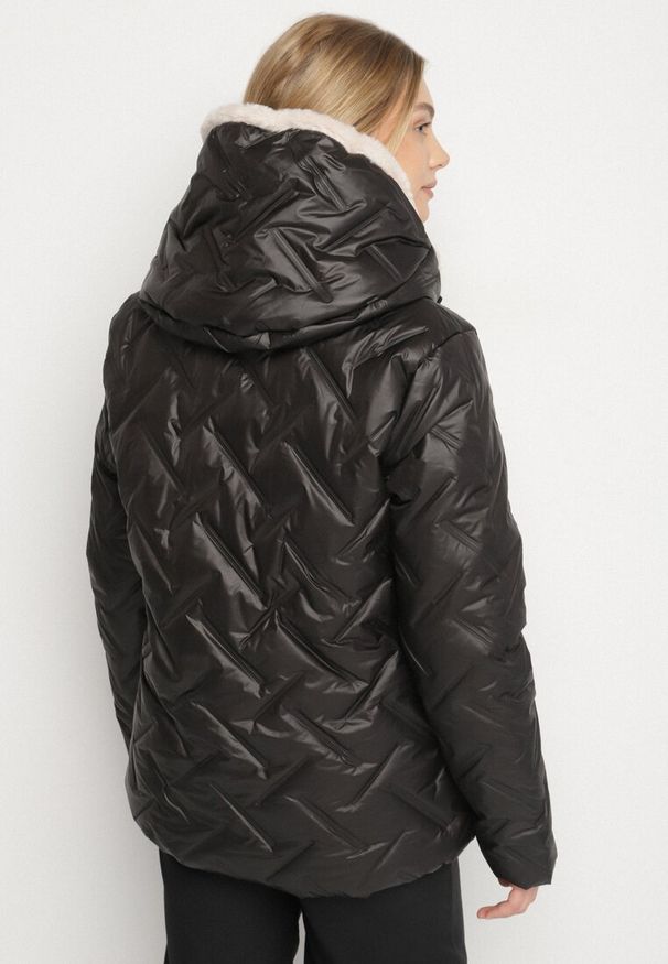 Born2be - Czarno-Beżowa Pikowana Kurtka o Prostym Kroju z Kapturem Avilerie. Okazja: na co dzień. Typ kołnierza: kaptur. Kolekcja: plus size. Kolor: czarny. Materiał: jeans. Styl: casual, elegancki