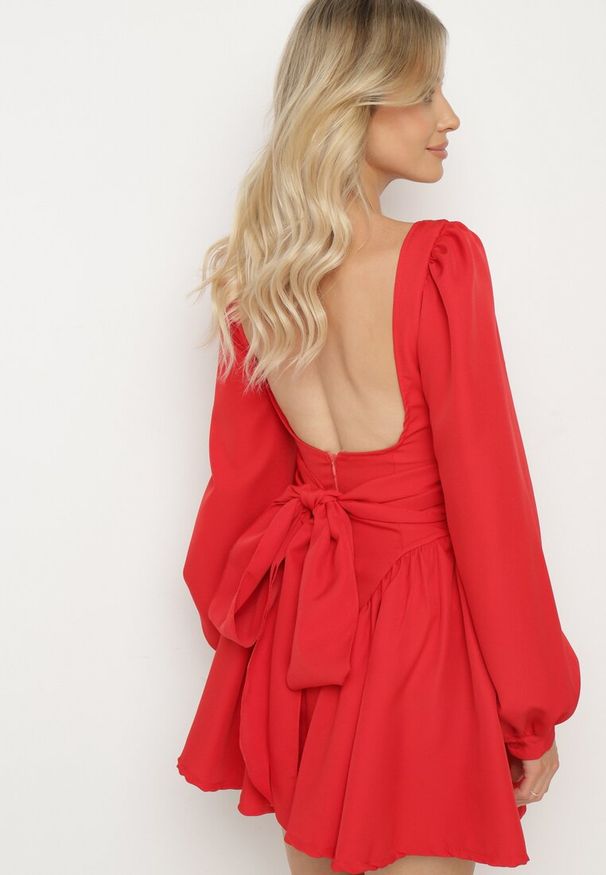 Born2be - Czerwona Sukienka Rozkloszowana z Gorsetową Górą i Materiałowym Paskiem na Tyle Enadil. Okazja: na co dzień. Typ kołnierza: dekolt gorset. Kolor: czerwony. Materiał: materiał. Typ sukienki: gorsetowe. Styl: casual