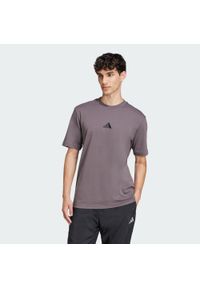 Adidas - Koszulka Essentials Small Logo Single Jersey. Kolor: fioletowy, czarny, wielokolorowy. Materiał: jersey. Sport: fitness