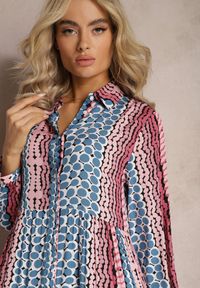 Renee - Niebiesko-Różowa Sukienka Maxi o Koszulowym Fasonie Vender. Kolor: niebieski. Materiał: tkanina, wiskoza. Długość rękawa: długi rękaw. Wzór: aplikacja, nadruk. Typ sukienki: koszulowe. Długość: maxi #4