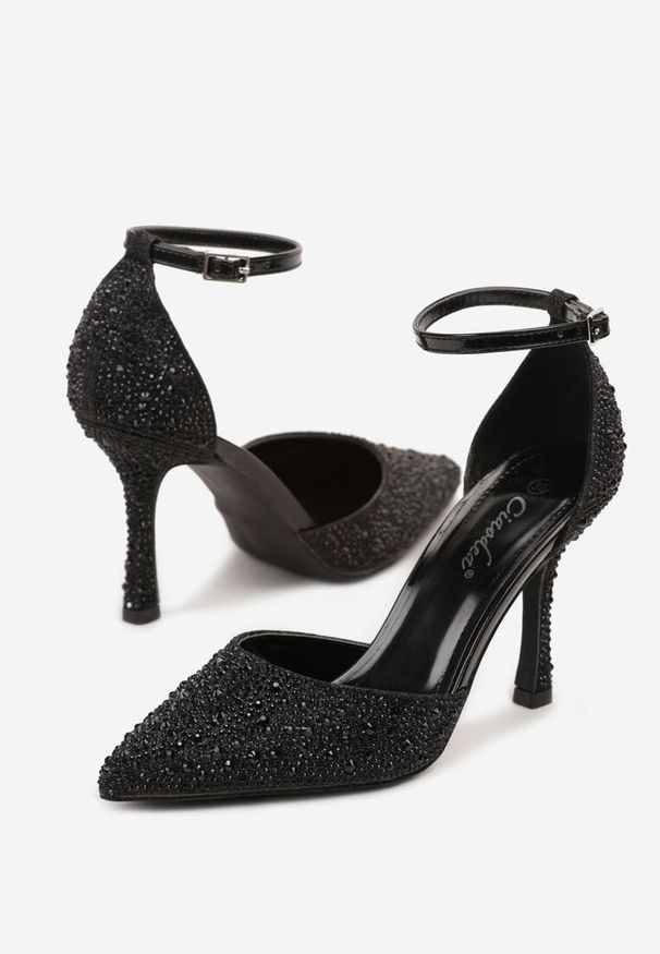 Born2be - Czarne Eleganckie Brokatowe Szpilki z Cyrkoniami Zapinane przy Kostce Jornena. Nosek buta: szpiczasty. Zapięcie: pasek. Kolor: czarny. Materiał: jeans. Obcas: na szpilce. Styl: elegancki