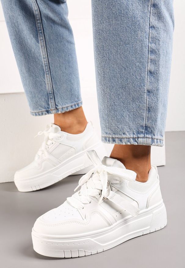 Born2be - Białe Sneakersy na Grubej Podeszwie z Ozdobnymi Sznurówkami i Zawieszką Xalenia. Okazja: na co dzień. Nosek buta: okrągły. Zapięcie: sznurówki. Kolor: biały. Materiał: jeans