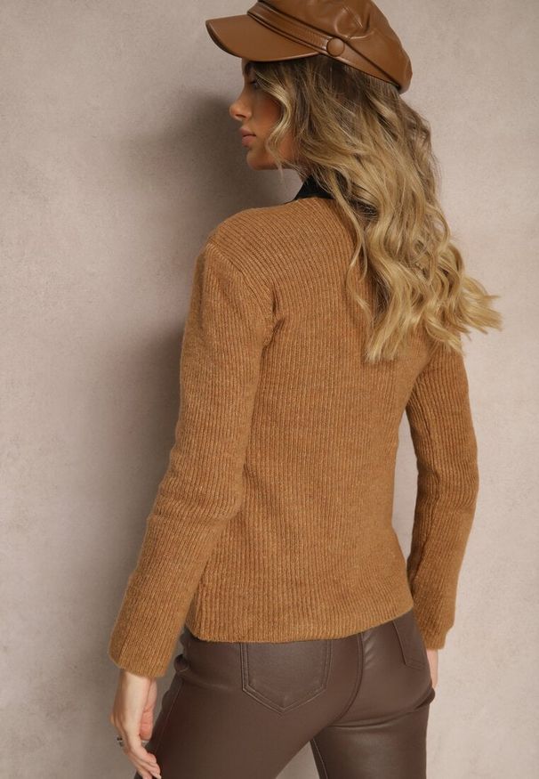 Renee - Brązowy Casualowy Sweter z Dekoltem w Kształcie Łódki Zinovaya. Okazja: na co dzień. Kolor: brązowy. Materiał: jeans. Długość rękawa: długi rękaw. Długość: długie. Wzór: aplikacja. Styl: casual