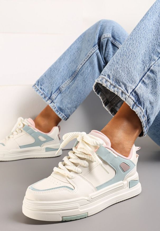 Renee - Biało-Niebieskie Sneakersy na Niskiej Platformie z Grubym Sznurowaniem i Podwójnym Językiem Minseja. Kolor: biały. Obcas: na platformie. Sport: turystyka piesza