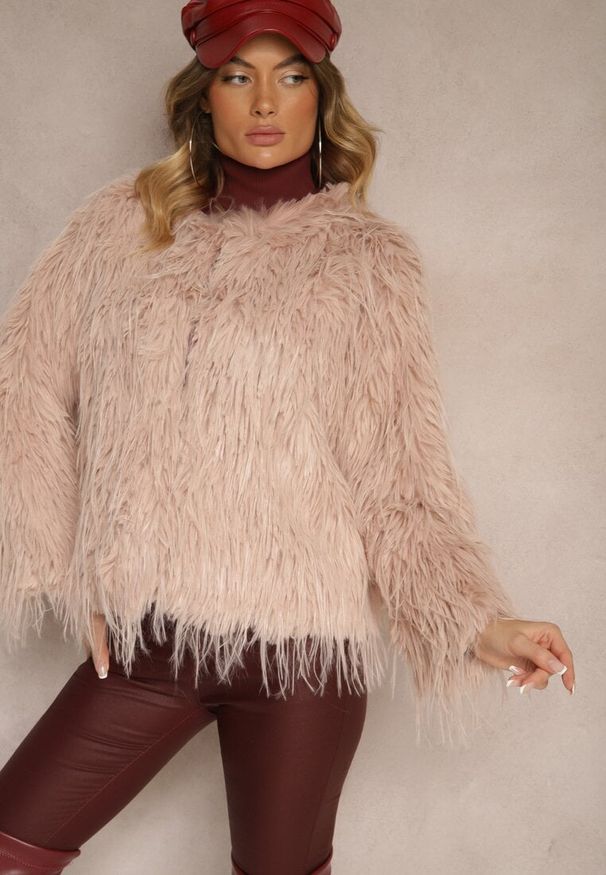 Renee - Ciemnoróżowa Futerkowa Kurtka o Prostym Kroju z Zapięciem na Haftki Sialithiel. Okazja: na imprezę, na co dzień. Kolor: różowy. Styl: klasyczny, casual, elegancki