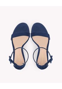GIANVITO ROSSI - Granatowe sandały Portofino. Zapięcie: pasek. Kolor: niebieski. Materiał: zamsz. Obcas: na obcasie. Wysokość obcasa: średni