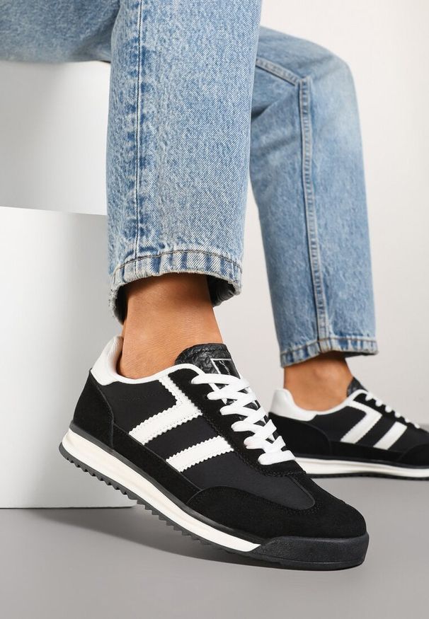 Renee - Czarne Sneakersy z Geometrycznym Wzorem Eravania. Okazja: na co dzień. Kolor: czarny. Materiał: jeans. Wzór: geometria