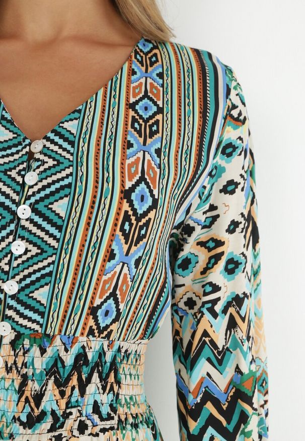 Born2be - Zielona Sukienka z Gumką w Talii w Etno Wzór Tilfa. Okazja: na co dzień. Kolor: zielony. Długość rękawa: długi rękaw. Typ sukienki: proste. Styl: etno