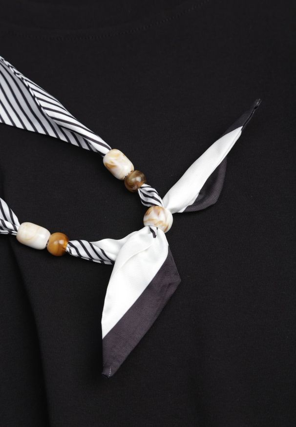 Renee - Czarny Bawełniany T-shirt Hillswor Ozdobiony Apaszką. Kolor: czarny. Materiał: bawełna. Wzór: aplikacja. Styl: elegancki