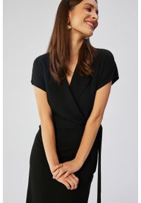 Stylove - Elegancka sukienka z kołnierzem czarna. Okazja: na co dzień, na spotkanie biznesowe, na randkę. Kolor: różowy, czarny. Materiał: guma, tkanina, elastan. Wzór: kolorowy. Typ sukienki: kopertowe, proste, dopasowane. Styl: elegancki. Długość: midi