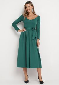 Born2be - Zielona Rozkloszowana Sukienka Midi z Paskiem i Trójkątnym Dekoltem Lunasky. Kolor: zielony. Długość: midi #4